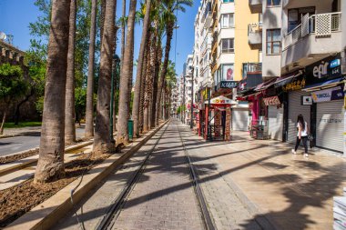 Antalya, Türkiye 05.20.2021: Türkiye 'nin eski Antalya kentinin merkezindeki sokaklar bozulmamış