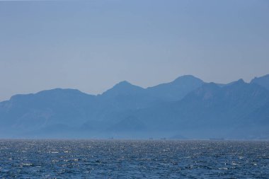 Yüksek boğa dağlarının arka planında Akdeniz manzarası