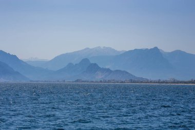 Yüksek boğa dağlarının arka planında Akdeniz manzarası