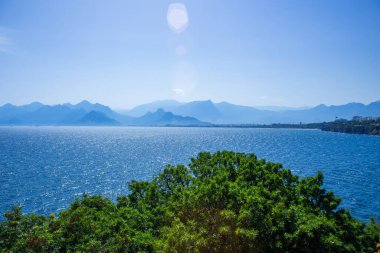 Yüksek boğa dağlarının arka planında Akdeniz manzarası