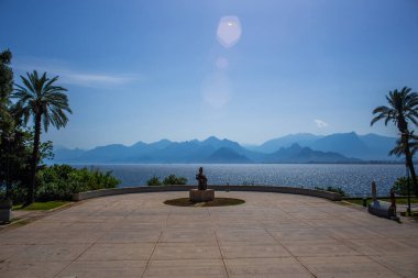 Antalya Türkiye 'deki karaalioğlu parkında İşçi ve Oğul anıtı