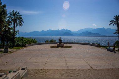 Antalya Türkiye 'deki karaalioğlu parkında İşçi ve Oğul anıtı