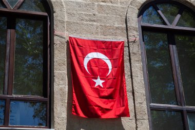 Binanın ön cephesinde Türkiye bayrağı