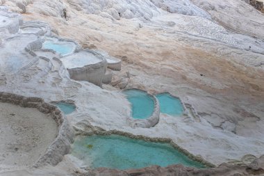 Türkiye 'nin Hierapolis Pamukkale kentindeki kalsit yüklü sularla karbonat mineral uçurumu. Pamukkale Türkçe pamuk kale anlamına gelir, Denizli ilinde doğal bir sitedir..
