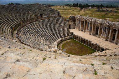 Türkiye 'de Pamukkale' de açık gökyüzünün altında taştan yapılmış antik Roma amfi tiyatrosu