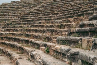 Türkiye 'de Pamukkale' de açık gökyüzünün altında taştan yapılmış antik Roma amfi tiyatrosu