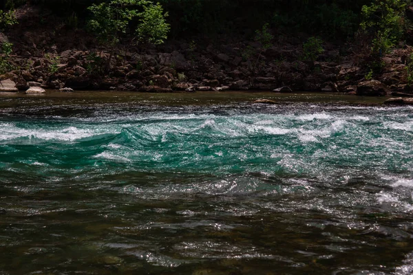 Fiume Veloce Con Rapide Alte Montagna — Foto Stock