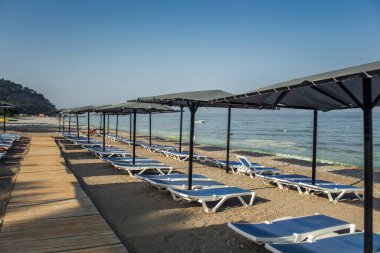Kemer Antalya sahilindeki boş güneş pansiyonları.