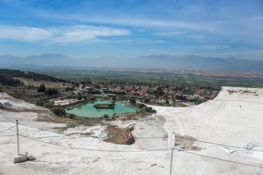 Pamukkale 'de termal kaynaklı kalsit yüklü suların akışından kalan karbonat minerali.
