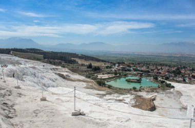 Pamukkale 'de termal kaynaklı kalsit yüklü suların akışından kalan karbonat minerali.