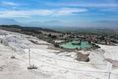 Pamukkale 'de termal kaynaklı kalsit yüklü suların akışından kalan karbonat minerali.