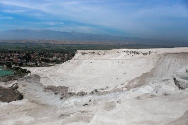 Türkiye 'nin Hierapolis Pamukkale kentindeki kalsit yüklü sularla karbonat mineral uçurumu. Pamukkale Türkçe pamuk kale anlamına gelir, Denizli ilinde doğal bir sitedir..