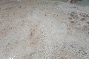 Pamukkale 'de termal kaynaklı kalsit yüklü suların akışından kalan karbonat minerali.