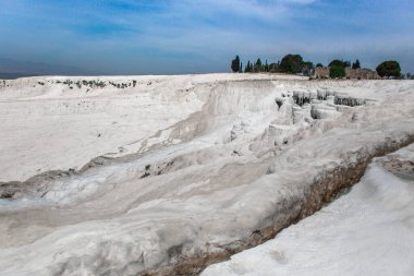 Pamukkale 'de termal kaynaklı kalsit yüklü suların akışından kalan karbonat minerali.