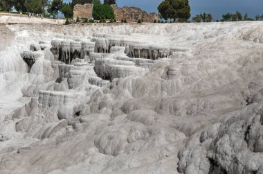 Pamukkale 'de termal kaynaklı kalsit yüklü suların akışından kalan karbonat minerali.