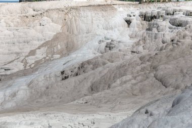 Pamukkale 'de termal kaynaklı kalsit yüklü suların akışından kalan karbonat minerali.