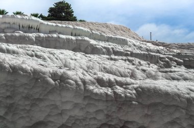 Pamukkale 'de termal kaynaklı kalsit yüklü suların akışından kalan karbonat minerali.