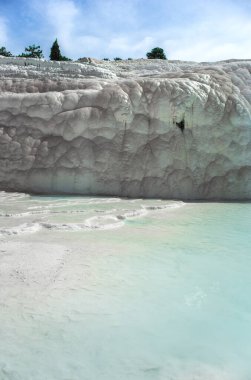 Türkiye 'nin Hierapolis Pamukkale kentindeki kalsit yüklü sularla karbonat mineral uçurumu. Pamukkale Türkçe pamuk kale anlamına gelir, Denizli ilinde doğal bir sitedir..