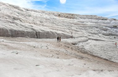 Türkiye 'nin Hierapolis Pamukkale kentindeki kalsit yüklü sularla karbonat mineral uçurumu. Pamukkale Türkçe pamuk kale anlamına gelir, Denizli ilinde doğal bir sitedir..