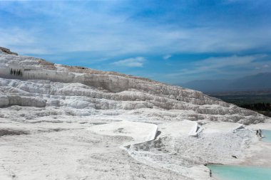 Türkiye 'nin Hierapolis Pamukkale kentindeki kalsit yüklü sularla karbonat mineral uçurumu. Pamukkale Türkçe pamuk kale anlamına gelir, Denizli ilinde doğal bir sitedir..