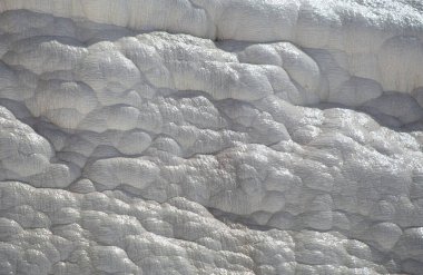 Pamukkale 'de termal kaynaklı kalsit yüklü suların akışından kalan karbonat minerali.
