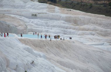 Türkiye 'nin Hierapolis Pamukkale kentindeki kalsit yüklü sularla karbonat mineral uçurumu. Pamukkale Türkçe pamuk kale anlamına gelir, Denizli ilinde doğal bir sitedir..