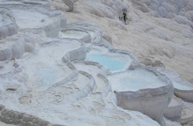 Türkiye 'nin Hierapolis Pamukkale kentindeki kalsit yüklü sularla karbonat mineral uçurumu. Pamukkale Türkçe pamuk kale anlamına gelir, Denizli ilinde doğal bir sitedir..