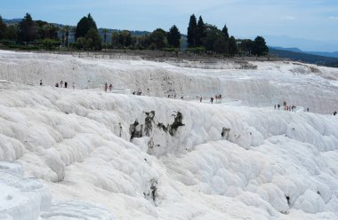 Türkiye 'nin Hierapolis Pamukkale kentindeki kalsit yüklü sularla karbonat mineral uçurumu. Pamukkale Türkçe pamuk kale anlamına gelir, Denizli ilinde doğal bir sitedir..