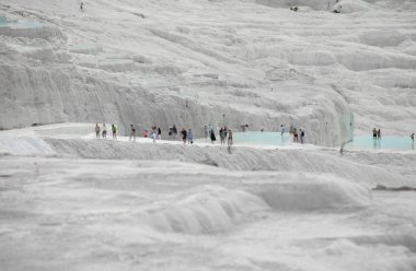 Türkiye 'nin Hierapolis Pamukkale kentindeki kalsit yüklü sularla karbonat mineral uçurumu. Pamukkale Türkçe pamuk kale anlamına gelir, Denizli ilinde doğal bir sitedir..
