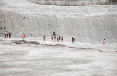 Türkiye 'nin Hierapolis Pamukkale kentindeki kalsit yüklü sularla karbonat mineral uçurumu. Pamukkale Türkçe pamuk kale anlamına gelir, Denizli ilinde doğal bir sitedir..