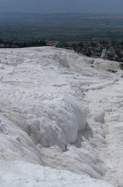 Türkiye 'nin Hierapolis Pamukkale kentindeki kalsit yüklü sularla karbonat mineral uçurumu. Pamukkale Türkçe pamuk kale anlamına gelir, Denizli ilinde doğal bir sitedir..
