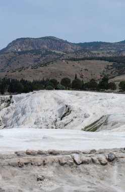 Türkiye 'nin Hierapolis Pamukkale kentindeki kalsit yüklü sularla karbonat mineral uçurumu. Pamukkale Türkçe pamuk kale anlamına gelir, Denizli ilinde doğal bir sitedir..