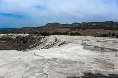 Türkiye 'nin Hierapolis Pamukkale kentindeki kalsit yüklü sularla karbonat mineral uçurumu. Pamukkale Türkçe pamuk kale anlamına gelir, Denizli ilinde doğal bir sitedir..