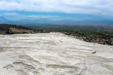 Türkiye 'nin Hierapolis Pamukkale kentindeki kalsit yüklü sularla karbonat mineral uçurumu. Pamukkale Türkçe pamuk kale anlamına gelir, Denizli ilinde doğal bir sitedir..
