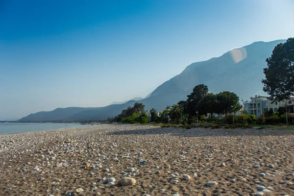 安塔利亚凯末尔的海滨 背景为群山 — 图库照片