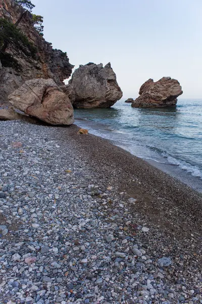 Великі Валуни Біля Скелі Біля Моря — стокове фото