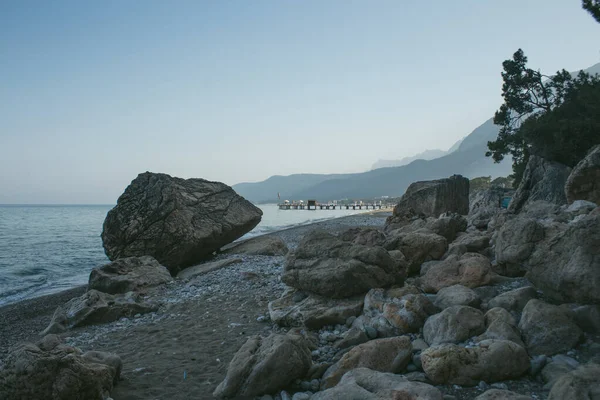 海边悬崖边的大石头 — 图库照片