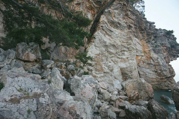 Große Felsbrocken Der Nähe Der Klippe Meer — Stockfoto