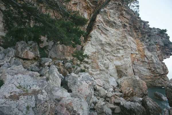 Grandes Rocas Cerca Del Acantilado Junto Mar — Foto de Stock