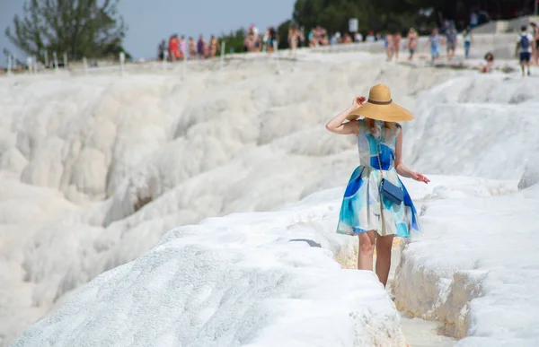 Pamukkale 'de şapkalı ve elbiseli güzel bir kız.