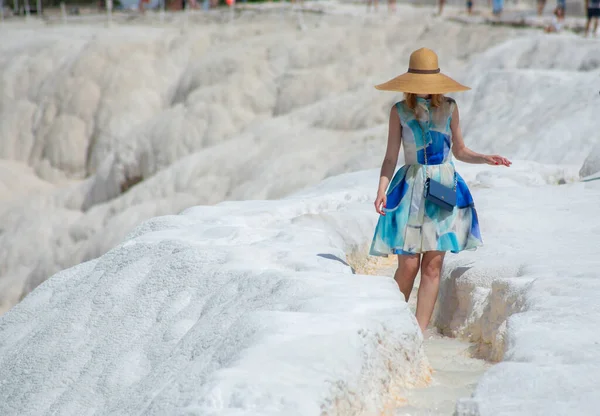 Pamukkale Şapkalı Elbiseli Güzel Bir Kız — Stok fotoğraf