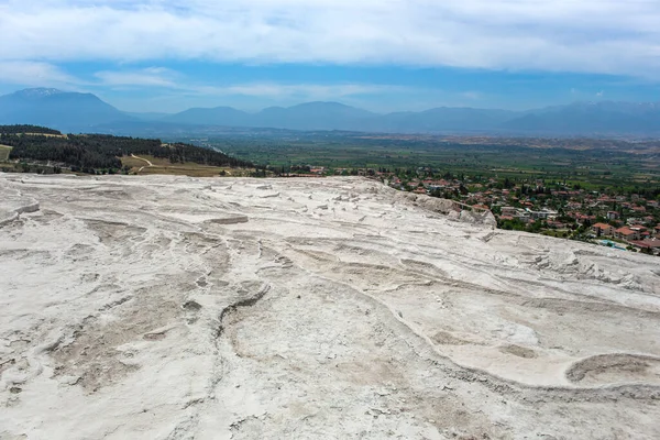 Türkiye 'nin Hierapolis Pamukkale kentindeki kalsit yüklü sularla karbonat mineral uçurumu. Pamukkale Türkçe pamuk kale anlamına gelir, Denizli ilinde doğal bir sitedir..