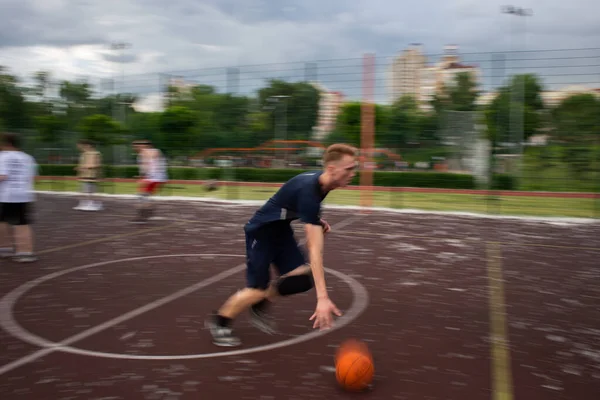 Молодий Рудий Хлопець Бігає Дриблінг Баскетбол Високій Швидкості Спортивному Полі — стокове фото