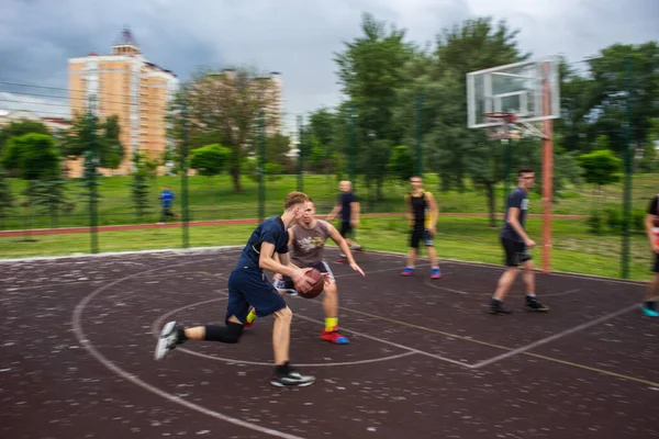 Молодий Рудий Хлопець Бігає Дриблінг Баскетбол Високій Швидкості Спортивному Полі — стокове фото