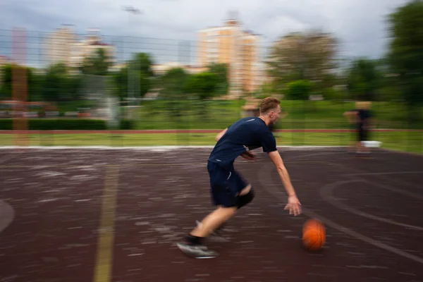Молодий Рудий Хлопець Бігає Дриблінг Баскетбол Високій Швидкості Спортивному Полі — стокове фото