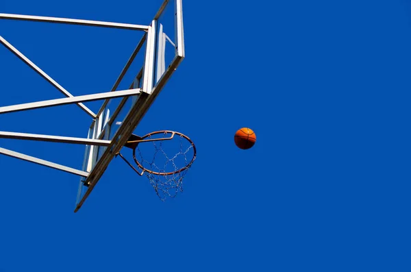 Tablero Baloncesto Con Anillo Calle Patio Recreo Contra Fondo Del — Foto de Stock