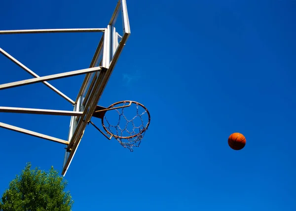 Basket Backboard Med Ring Gatan Lekplatsen Mot Bakgrund Himlen — Stockfoto