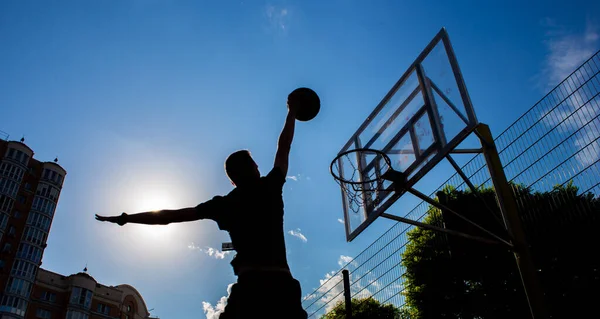 Silhuett Man Som Kastar Boll Basketkorg Gatan Mot Himmel Med — Stockfoto