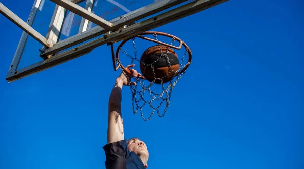 Fiatal Vörös Hajú Fickó Sötétkék Pólóban Beledobja Labdát Egy Kosárlabdába — Stock Fotó