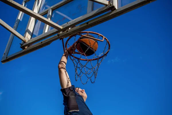 Ung Rödhårig Kille Mörkblå Shirt Kastar Boll Rörelse Basketkorg Mot — Stockfoto